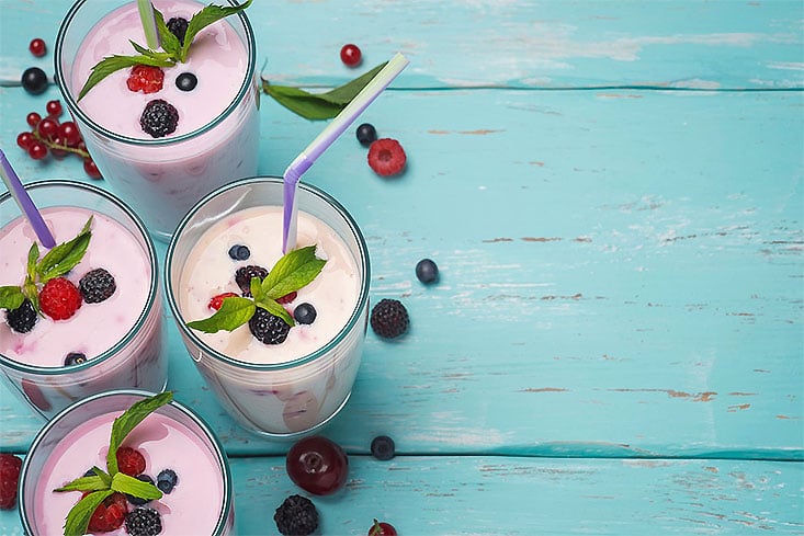 Slankas nyttiga smoothies toppade med bär