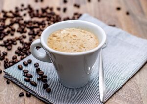 En kopp nybryggd cappucino
