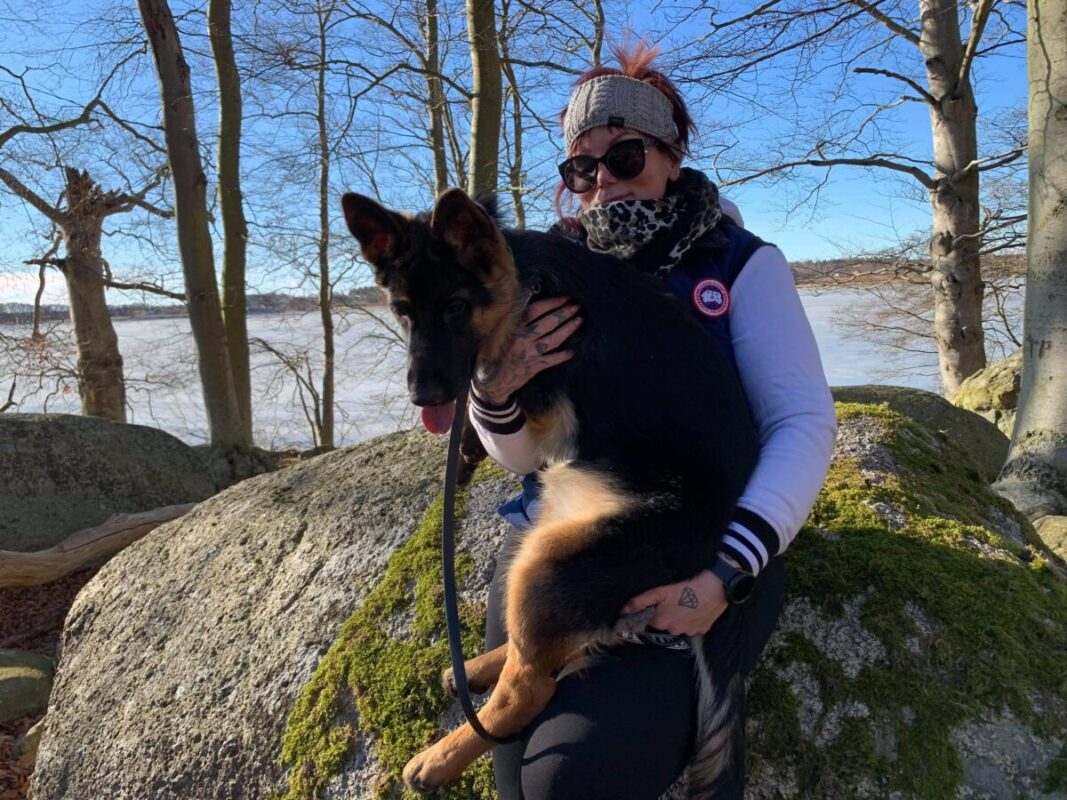 Helena i solen med hundvalpen