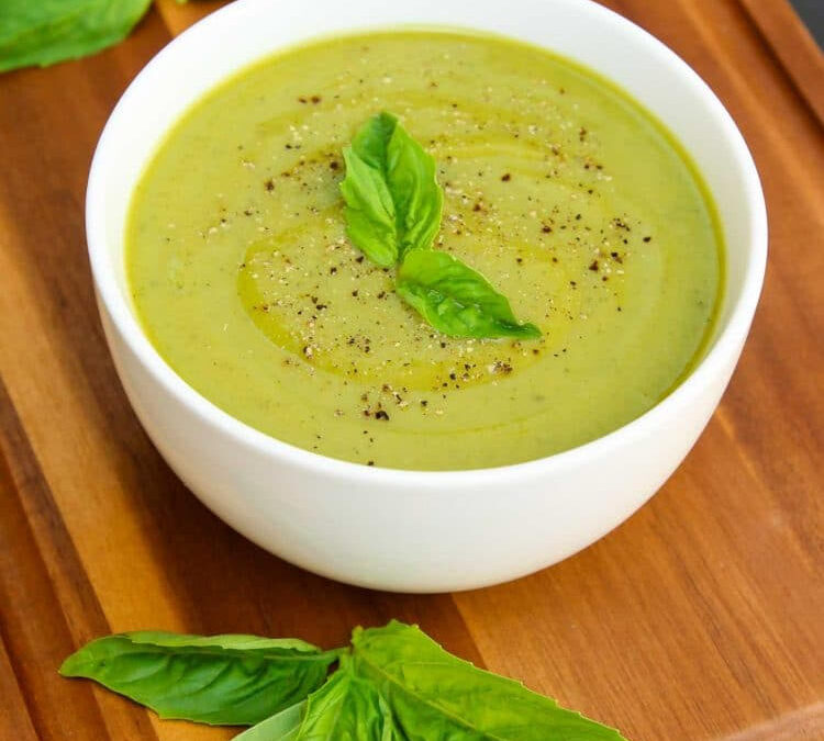 God och smal grön zuccinisoppa