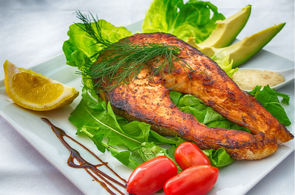En nyttig måltid i form av en grillad kyckling med grönsaker