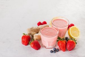 Två glas näringsrik och kalorisnål jordgubbssmoothie